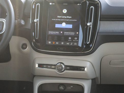 New 2026 Volvo XC40 B4 Plus w/ Climate Package FWD image 23