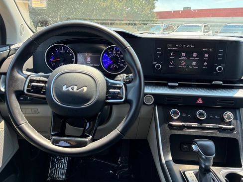 Used 2024 Kia Carnival LX FWD image 20