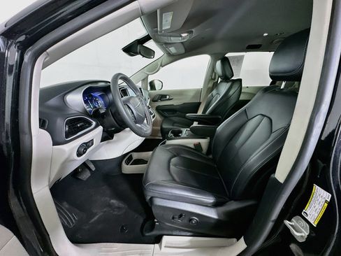 Used 2024 Chrysler Pacifica Touring-L FWD image 13