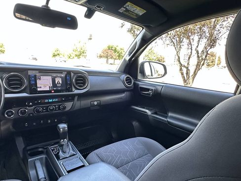 Used 2017 Toyota Tacoma TRD Off-Road AWD/4WD image 30