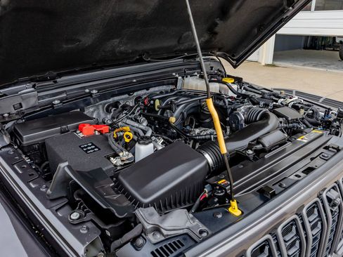 Used 2024 Jeep Gladiator Rubicon AWD/4WD image 41