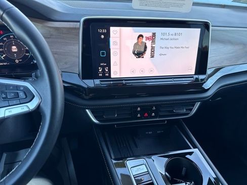 Certified 2025 Volkswagen Atlas SE image 24