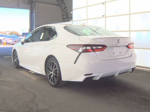 Used 2024 Toyota Camry SE image 9