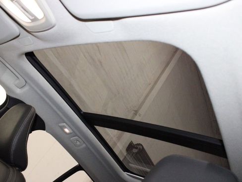 Used 2025 Volvo XC40 B5 Plus image 13