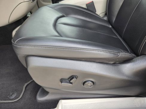 Used 2024 Chrysler Pacifica Touring-L FWD image 18