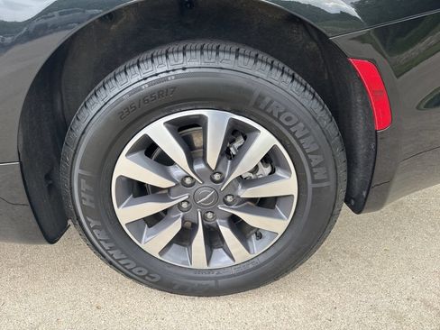 Used 2024 Chrysler Pacifica Limited FWD image 11