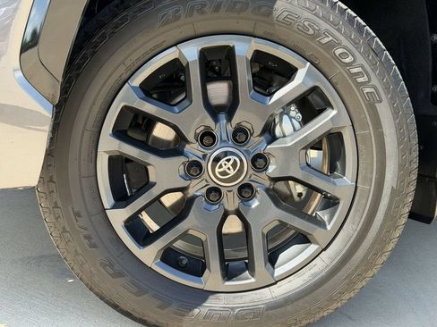Used 2025 Toyota Tundra Platinum AWD/4WD image 9