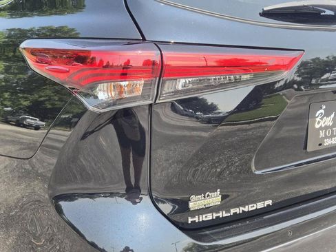 Used 2023 Toyota Highlander Limited FWD image 9