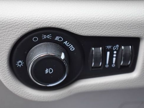 Used 2023 Chrysler Pacifica Touring-L FWD image 22