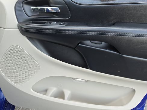 Used 2019 Dodge Grand Caravan SE FWD image 12