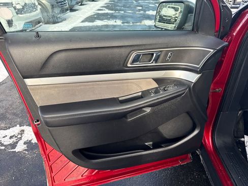 Used 2017 Ford Explorer XLT w/ XLT Technology Feature Bundle image 31