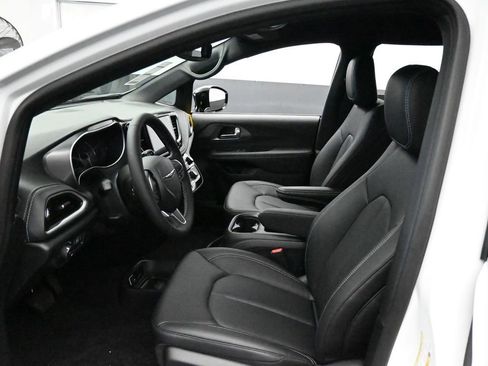 Used 2025 Chrysler Pacifica Select FWD image 11
