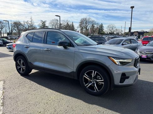 Used 2024 Volvo XC40 B5 Core AWD/4WD image 8
