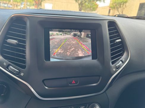 Used 2020 Jeep Cherokee Latitude FWD image 13
