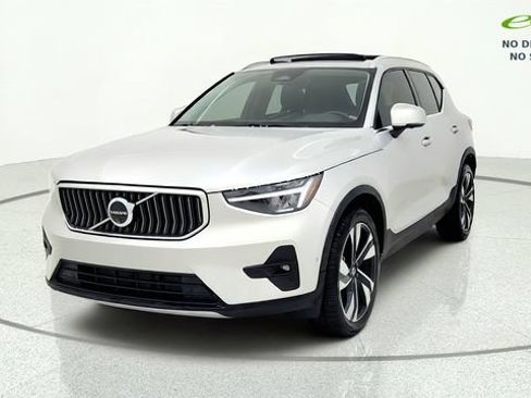 Used 2025 Volvo XC40 B5 Plus AWD/4WD image 3
