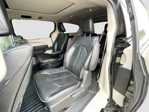 Used 2018 Chrysler Pacifica Limited w/ Advanced Safetytec Group FWD image 17