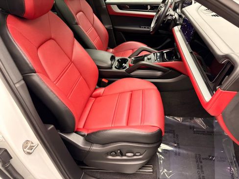 Used 2024 Porsche Cayenne Coupe image 32