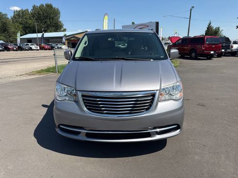 Used 2016 Chrysler Town & Country LX image 2