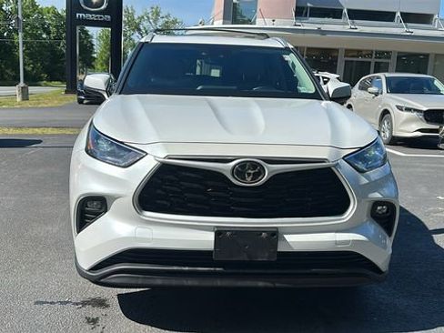 Used 2023 Toyota Highlander XLE AWD/4WD image 2