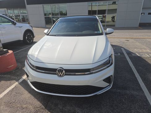 Used 2025 Volkswagen Jetta SE FWD image 2