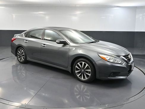 Used 2016 Nissan Altima 2.5 SL w/ Moonroof Package image 1
