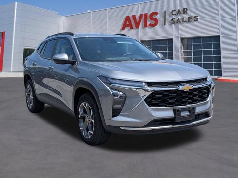 Used 2025 Chevrolet Trax LT w/ LT Convenience Package FWD image 3
