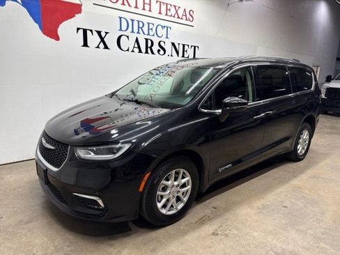 Used 2022 Chrysler Pacifica Touring-L image 11