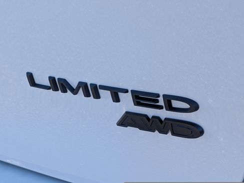 New 2026 Chrysler Pacifica Limited w/ S Appearance Package AWD/4WD image 8