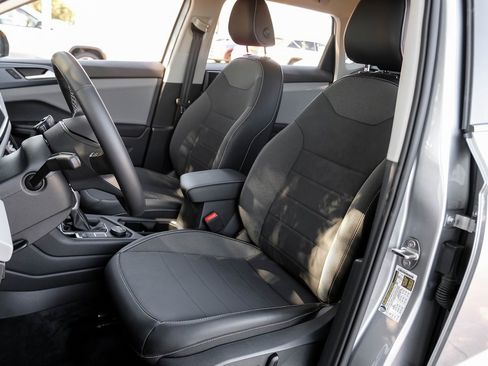 Used 2022 Volkswagen Taos SE image 8