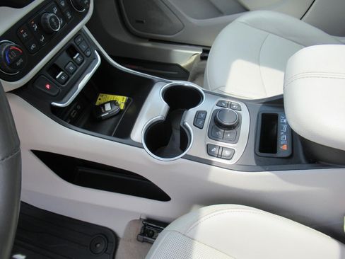 Used 2020 GMC Terrain Denali w/ Denali Premium Package FWD image 18