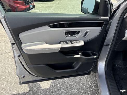 Certified 2025 Honda Pilot EX-L image 8