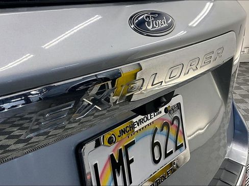 Used 2022 Ford Explorer Limited w/ Equipment Group 301A image 7