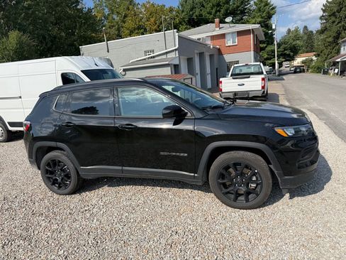 Used 2025 Jeep Compass Latitude w/ Altitude Special Edition AWD/4WD image 3