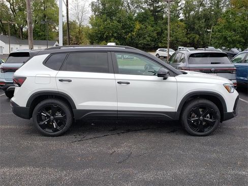 New 2025 Volkswagen Taos SE image 2