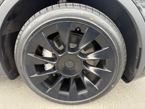 Used 2024 Tesla Model Y Long Range AWD/4WD image 49