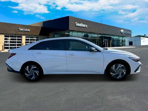 New 2025 Hyundai Elantra SEL FWD image 10
