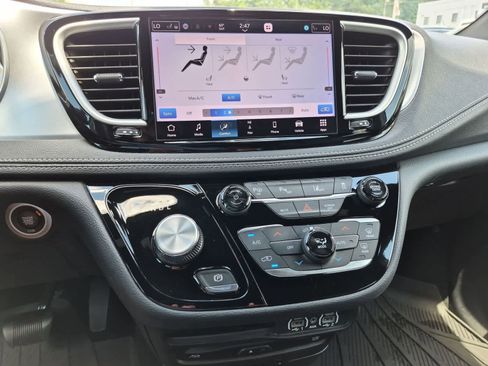 Used 2021 Chrysler Pacifica Touring-L w/ Uconnect Theater Family Group FWD image 28