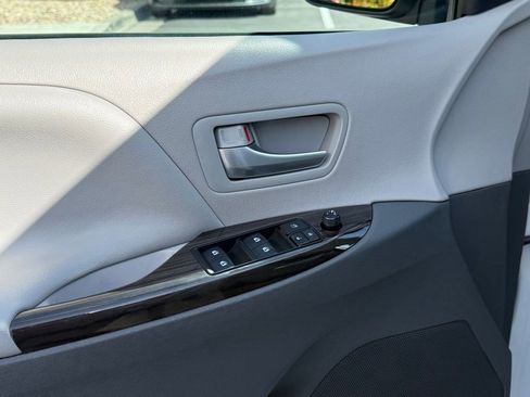 Used 2017 Toyota Sienna XLE image 9