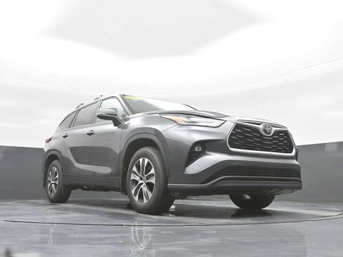 Used 2024 Toyota Highlander XLE image 28