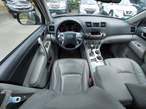 Used 2012 Toyota Highlander SE w/ Tow Pkg image 7