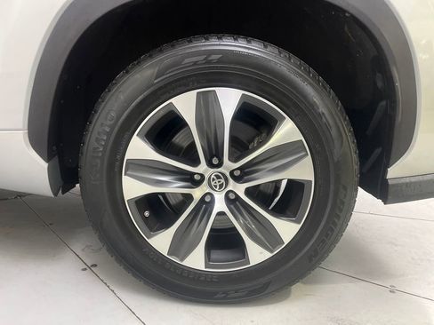 Used 2020 Toyota Highlander XLE image 16