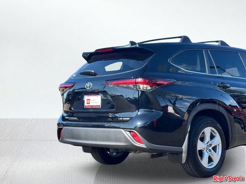 Used 2024 Toyota Highlander LE AWD/4WD image 11