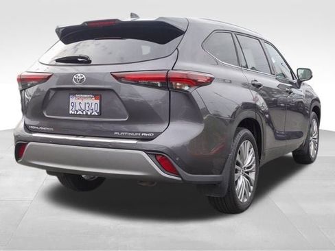 Used 2024 Toyota Highlander Platinum image 3