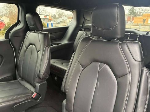 Used 2026 Chrysler Pacifica Select image 12