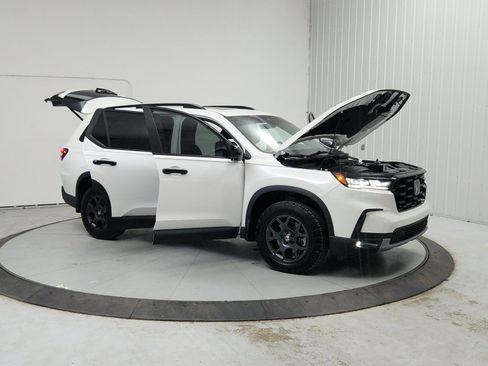 Used 2025 Honda Pilot TrailSport image 10
