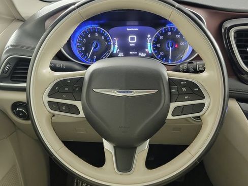Used 2020 Chrysler Pacifica Limited FWD image 25