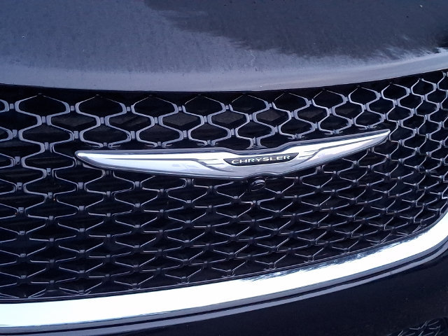 Used 2025 Chrysler Pacifica Select FWD image 5