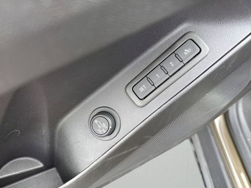 Used 2024 Chevrolet Equinox Premier image 24