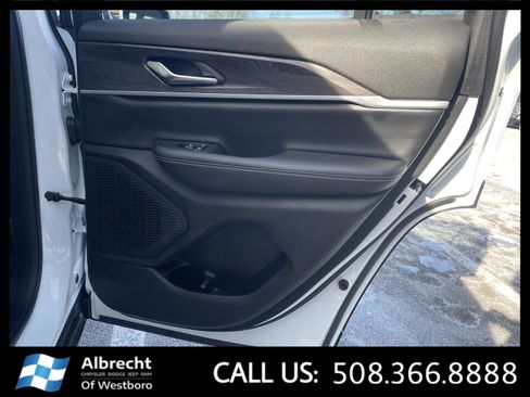 Used 2024 Jeep Grand Cherokee Limited image 18