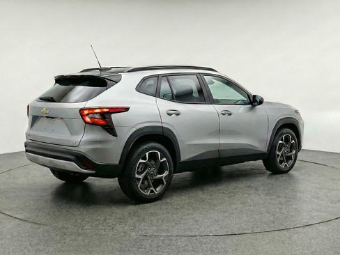 Used 2025 Chevrolet Trax LT w/ LT Convenience Package FWD image 9